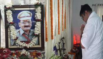 SP की शहादत के 10 साल बाद भी घर के बाहर तैनात हैं जवान, बंगले और गाड़ी की भी सुविधा SP की शहादत के 10 साल बाद भी घर के बाहर तैनात हैं जवान, बंगले और गाड़ी की भी सुविधा