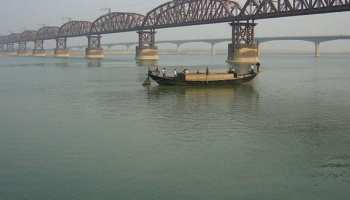 वाराणसी में उफान पर गंगा, कुछ मंदिर डूबे, सूतक की वजह से बदला गंगा आरती का समय वाराणसी में उफान पर गंगा, कुछ मंदिर डूबे, सूतक की वजह से बदला गंगा आरती का समय