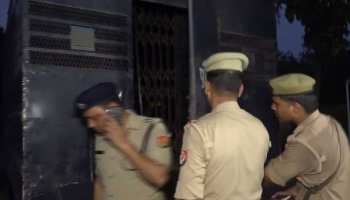 पुलिसवालों की आंखों में कैदियों ने झोंकी मिर्च फिर मारी गोली, रायफल लूटकर हुए फरार पुलिसवालों की आंखों में कैदियों ने झोंकी मिर्च फिर मारी गोली, रायफल लूटकर हुए फरार
