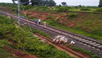 चतरा में रेलवे के मालगाड़ी से ग्रामीण लूट ले गए चावल की 300 बोरियां चतरा में रेलवे के मालगाड़ी से ग्रामीण लूट ले गए चावल की 300 बोरियां