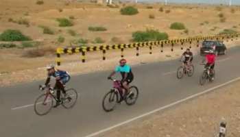 राजस्थान: रातभर साइकिल चला 12 लोग पहुंचे लोंगेवाला, सरहद पर ध्वजारोहण कार्यक्रम में हुए शामिल राजस्थान: रातभर साइकिल चला 12 लोग पहुंचे लोंगेवाला, सरहद पर ध्वजारोहण कार्यक्रम में हुए शामिल