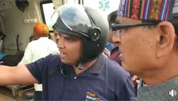 VIDEO: सड़क पर तड़पते घायल को देख शिवराज ने रोका काफिला, एंबुलेंस में बैठाकर पूछा- मैं तो नहीं चलूं VIDEO: सड़क पर तड़पते घायल को देख शिवराज ने रोका काफिला, एंबुलेंस में बैठाकर पूछा- मैं तो नहीं चलूं