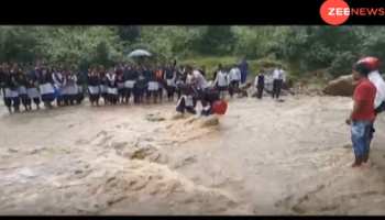 VIDEO: रुद्रप्रयाग में हो रही तेज बारिश, नदी-नाले उफान पर, सड़कों पर बह रहा पानी VIDEO: रुद्रप्रयाग में हो रही तेज बारिश, नदी-नाले उफान पर, सड़कों पर बह रहा पानी