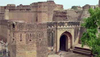 राजस्थान: पुरातत्व विभाग खर्च करती है करोड़ों, फिर भी बदहाल भटनेर का किला राजस्थान: पुरातत्व विभाग खर्च करती है करोड़ों, फिर भी बदहाल भटनेर का किला