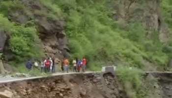 उत्तरकाशी में बादल फटने से नदी में समाई सड़क, 2 की मौत, कई लापता उत्तरकाशी में बादल फटने से नदी में समाई सड़क, 2 की मौत, कई लापता
