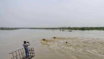 UP: यमुना का पानी गांवों में घुसा, हजारों बीघा फसल डूबी, बने बाढ़ जैसे हालात UP: यमुना का पानी गांवों में घुसा, हजारों बीघा फसल डूबी, बने बाढ़ जैसे हालात