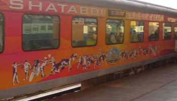 ग्वालियर: खाद्य विभाग ने मारा शताब्दी एक्सप्रेस के बेस किचन पर छापा, सड़े-गले प्याज बरामद ग्वालियर: खाद्य विभाग ने मारा शताब्दी एक्सप्रेस के बेस किचन पर छापा, सड़े-गले प्याज बरामद
