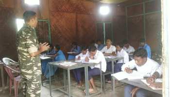 नक्सल प्रभावित इलाके में बच्चों को पढ़ा रहे हैं CRPF के जवान, सभी कर रहे सलाम नक्सल प्रभावित इलाके में बच्चों को पढ़ा रहे हैं CRPF के जवान, सभी कर रहे सलाम