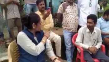 BSP विधायक रमाबाई ने पार्षद को सरेआम लगाई लताड़, लोगों से कहा- मार देना थप्पड़ BSP विधायक रमाबाई ने पार्षद को सरेआम लगाई लताड़, लोगों से कहा- मार देना थप्पड़