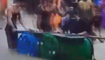 मंदसौर: बाढ़ में फंसे लोगों को बचाने के लिए ग्रामीणों ने बनाई जुगाड़ नाव मंदसौर: बाढ़ में फंसे लोगों को बचाने के लिए ग्रामीणों ने बनाई जुगाड़ नाव