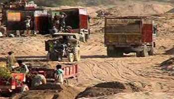 अवैध उत्खनन में गोताखोरों की मदद ले रहे हैं माफिया, नदी में सैकड़ों फीट की गहराई से निकाली जा रही है रेत अवैध उत्खनन में गोताखोरों की मदद ले रहे हैं माफिया, नदी में सैकड़ों फीट की गहराई से निकाली जा रही है रेत