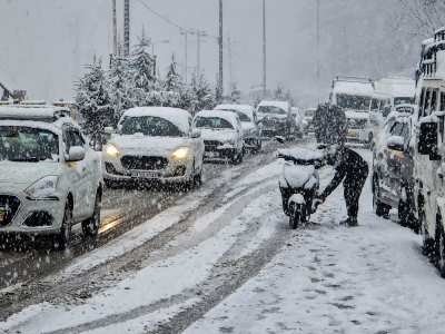 Kashmir Snowfall: बर्फ से ढके कश्मीर के मैदानी इलाके, जम्मू-श्रीनगर हाईवे बंद, फंसे 300 वाहन