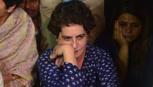 VIDEO: इंडिया गेट पर कैंडल मार्च में प्रियंका से धक्का-मुक्की, गुस्से में बोलीं- 'चले जाइये यहां से' VIDEO: इंडिया गेट पर कैंडल मार्च में प्रियंका से धक्का-मुक्की, गुस्से में बोलीं- 'चले जाइये यहां से'
