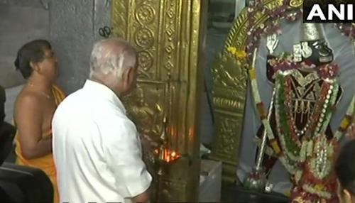 कर्नाटक चुनाव: वोटिंग से पहले येदियुरप्पा ने किए मंदिर में दर्शन, कहा- 'हम सरकार बनाने जा रहे हैं' कर्नाटक चुनाव: वोटिंग से पहले येदियुरप्पा ने किए मंदिर में दर्शन, कहा- 'हम सरकार बनाने जा रहे हैं'