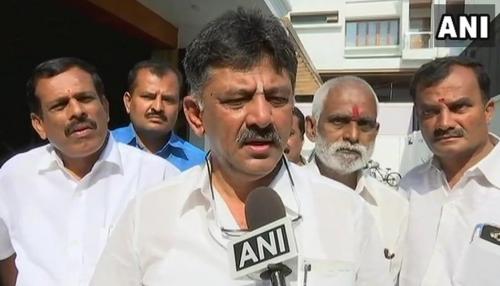 कांग्रेस विधायकों को दूसरी जगह शिफ्ट करने की प्लानिंग; शिवकुमार बोले, हमारे विधायकों को खरीदना आसान नहीं कांग्रेस विधायकों को दूसरी जगह शिफ्ट करने की प्लानिंग; शिवकुमार बोले, हमारे विधायकों को खरीदना आसान नहीं