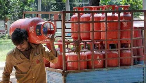 महंगाई की दोहरी मार! पेट्रोल-डीजल के बाद LPG के दाम भी बढ़े, जानें कितना महंगा हुआ सिलेंडर महंगाई की दोहरी मार! पेट्रोल-डीजल के बाद LPG के दाम भी बढ़े, जानें कितना महंगा हुआ सिलेंडर
