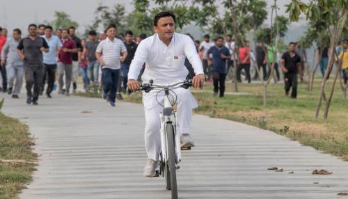 PM मोदी को हराने के लिए इतनी बड़ी कुर्बानी देने को तैयार हैं अखिलेश PM मोदी को हराने के लिए इतनी बड़ी कुर्बानी देने को तैयार हैं अखिलेश