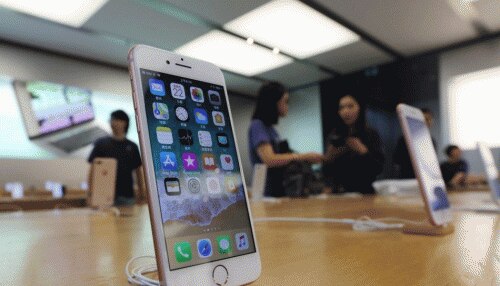 Trade War : चीन की कोर्ट ने iPhone की बिक्री पर लगाई रोक, जानें क्या है मामला Trade War : चीन की कोर्ट ने iPhone की बिक्री पर लगाई रोक, जानें क्या है मामला