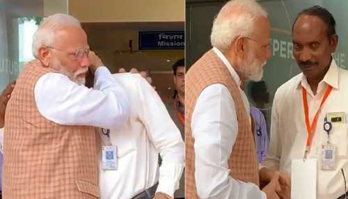 VIDEO: PM मोदी से मिलकर रो पड़े ISRO चीफ के सिवन, पीएम ने लगाया गले, खुद भी हुए भावुक VIDEO: PM मोदी से मिलकर रो पड़े ISRO चीफ के सिवन, पीएम ने लगाया गले, खुद भी हुए भावुक