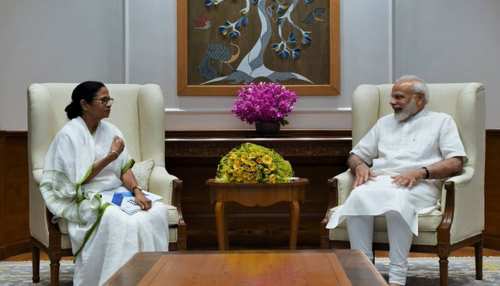 पीएम मोदी से मुलाकात कर ममता बजर्नी ने दिया पश्चिम बंगाल आने का न्यौता पीएम मोदी से मुलाकात कर ममता बजर्नी ने दिया पश्चिम बंगाल आने का न्यौता