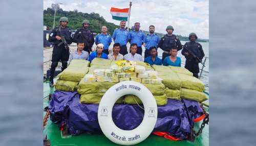 कोस्ट गार्ड ने समुद्री जहाज से बरामद की 1160 किलो प्रतिबंधित ड्रग्स, 6 गिरफ्तार कोस्ट गार्ड ने समुद्री जहाज से बरामद की 1160 किलो प्रतिबंधित ड्रग्स, 6 गिरफ्तार