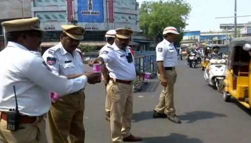 कर्नाटक सरकार ने घटाई चालान की दरें, जल्द लागू होगा न्यू मोटर व्हीकल एक्ट कर्नाटक सरकार ने घटाई चालान की दरें, जल्द लागू होगा न्यू मोटर व्हीकल एक्ट