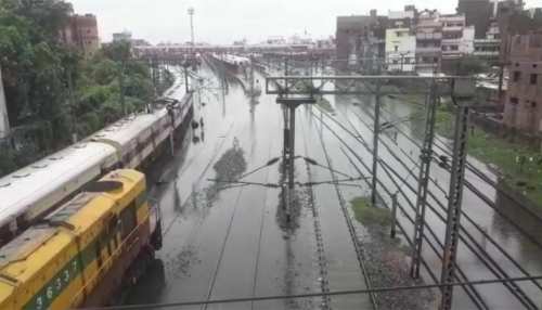 बिहार में जारी भारी बारिश से धीमी हुई ट्रेनों की रफ्तार, कई ट्रेनें रद्द, कई के रूट बदले बिहार में जारी भारी बारिश से धीमी हुई ट्रेनों की रफ्तार, कई ट्रेनें रद्द, कई के रूट बदले