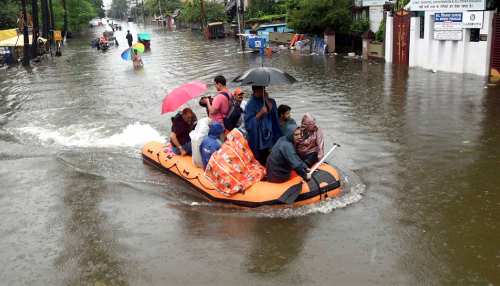 बिहार: 12 घंटों से रुकी है बारिश, जलदूत बनकर लोगों की मदद में जुटे हैं NDRF के जवान बिहार: 12 घंटों से रुकी है बारिश, जलदूत बनकर लोगों की मदद में जुटे हैं NDRF के जवान