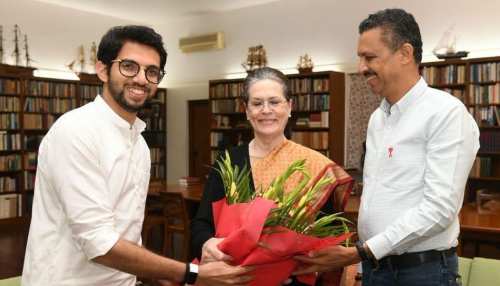 शपथ ग्रहण के लिए सोनिया गांधी को आमंत्रण देने पहुंचे आदित्य ठाकरे, बोले - आशीर्वाद लेने आया हूं शपथ ग्रहण के लिए सोनिया गांधी को आमंत्रण देने पहुंचे आदित्य ठाकरे, बोले - आशीर्वाद लेने आया हूं