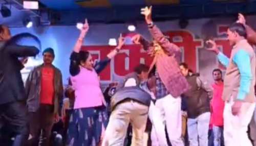 MP: बुंदेली गीतों पर पति संग जमकर थिरकीं MLA रामबाई सिंह, बरसे फूल और नोट MP: बुंदेली गीतों पर पति संग जमकर थिरकीं MLA रामबाई सिंह, बरसे फूल और नोट