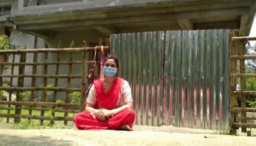 प्रेमी के घर के बाहर धरने पर बैठी प्रेमिका, वजह जान आप भी रह जाएंगे दंग प्रेमी के घर के बाहर धरने पर बैठी प्रेमिका, वजह जान आप भी रह जाएंगे दंग