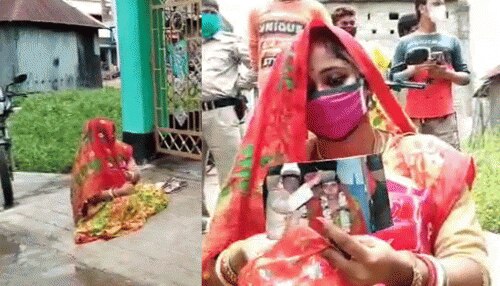पत्नी का दर्जा ना मिलने पर ससुराल के सामने ही धरने पर बैठी महिला पत्नी का दर्जा ना मिलने पर ससुराल के सामने ही धरने पर बैठी महिला