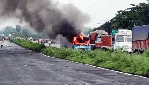 People raged in a murder case after raping a minor in West Bengal, fire on vehicles on National Highway, see photos People raged in a murder case after raping a minor in West Bengal, fire on vehicles on National Highway, see photos