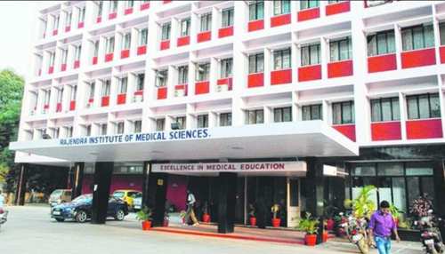 झारखंड में तेजी से बढ़ रहा कोरोना संक्रमण, RIMS में बेड की हुई कमी झारखंड में तेजी से बढ़ रहा कोरोना संक्रमण, RIMS में बेड की हुई कमी