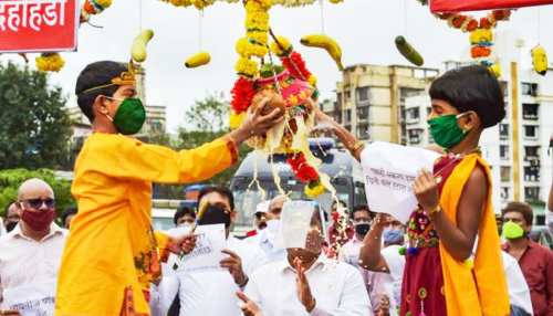 कोरोना के बावजूद लोगों में उत्साह बरकार, मुंबई में कुछ यूं हुआ दही हांडी का आयोजन कोरोना के बावजूद लोगों में उत्साह बरकार, मुंबई में कुछ यूं हुआ दही हांडी का आयोजन
