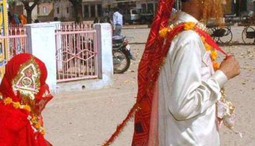 अमेठी में 13 साल की बच्ची को घर से अगवा कर जबरन करा दी शादी, पुलिस बचा कर लाई अमेठी में 13 साल की बच्ची को घर से अगवा कर जबरन करा दी शादी, पुलिस बचा कर लाई