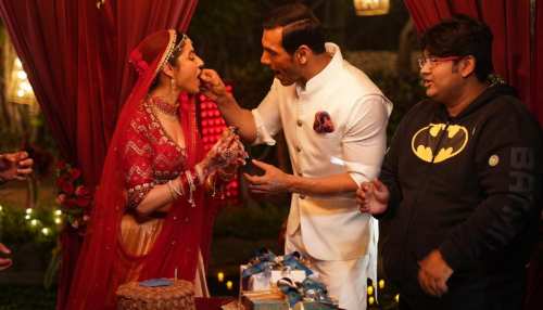 'सत्यमेव जयते' स्टाइल में Divya Khosla ने मनाया जन्मदिन, अलग रूप में आईं नजर 'सत्यमेव जयते' स्टाइल में Divya Khosla ने मनाया जन्मदिन, अलग रूप में आईं नजर