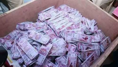घर में मशीन रख छापते थे 200 और 500 के नकली नोट, सीरियल नंबर ने पहुंचाया जेल घर में मशीन रख छापते थे 200 और 500 के नकली नोट, सीरियल नंबर ने पहुंचाया जेल