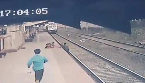 Mumbai: जानें, जान पर खेलकर बच्चे को ट्रेन के नीचे आने से बचाने वाला शख्स कौन था Mumbai: जानें, जान पर खेलकर बच्चे को ट्रेन के नीचे आने से बचाने वाला शख्स कौन था