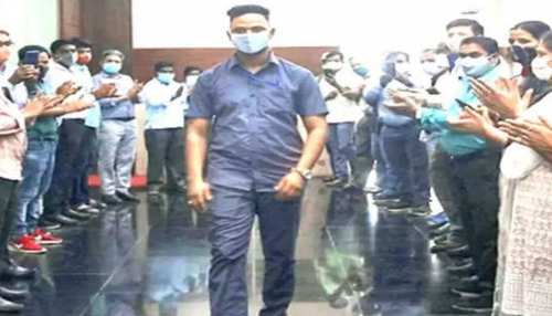 Mumbai: रेलवे स्टेशन पर बच्चे की जान बचाने वाले शख्स ने फिर किया बड़ा काम, बड़े दिल वाले हैं मयूर Mumbai: रेलवे स्टेशन पर बच्चे की जान बचाने वाले शख्स ने फिर किया बड़ा काम, बड़े दिल वाले हैं मयूर