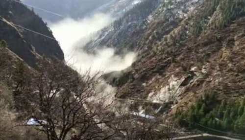 चमोली के जोशीमठ में ग्लेशियर टूटा, कई लोगों के फंसे होने की आशंका चमोली के जोशीमठ में ग्लेशियर टूटा, कई लोगों के फंसे होने की आशंका