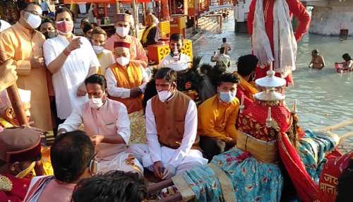 हरिद्वार महाकुंभ 2021: शुरू हुआ देव डोलियों का स्नान, दिव्य है नजारा हरिद्वार महाकुंभ 2021: शुरू हुआ देव डोलियों का स्नान, दिव्य है नजारा