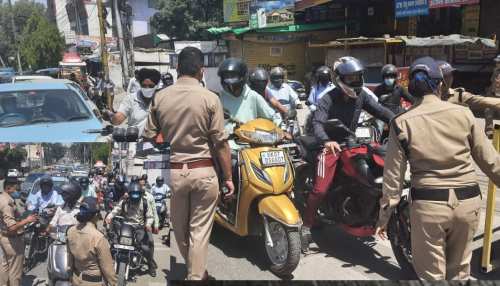 नहीं दिखा कोविड कर्फ्यू का असर, बेवजह लोग घूम रहे बाहर, पुलिस ने काटा चालान नहीं दिखा कोविड कर्फ्यू का असर, बेवजह लोग घूम रहे बाहर, पुलिस ने काटा चालान