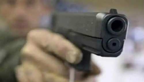 Patna: PMCH में दिनदहाड़े ताबड़तोड़ फायरिंग, तीन लोग घायल Patna: PMCH में दिनदहाड़े ताबड़तोड़ फायरिंग, तीन लोग घायल