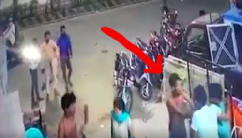 अस्पताल ने खुले में फेंका मेडिकल वेस्ट, बदबू से परेशान लोगों ने कर्मचारियों को दौड़ा-दौड़ाकर पीटा अस्पताल ने खुले में फेंका मेडिकल वेस्ट, बदबू से परेशान लोगों ने कर्मचारियों को दौड़ा-दौड़ाकर पीटा