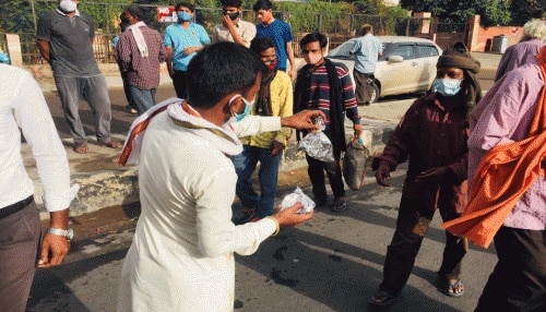 कोई भी गरीब भूखा न सोए: Corona काल में गरीबों को भोजन बांट रही NSUI, दिन-रात डटे नेता कोई भी गरीब भूखा न सोए: Corona काल में गरीबों को भोजन बांट रही NSUI, दिन-रात डटे नेता