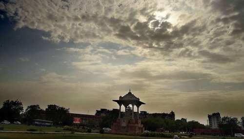 तूफान के बाद अब एक नया पश्चिमी विक्षोभ हुआ सक्रिय, तेज अंधड़ और भारी बारिश से सावधान तूफान के बाद अब एक नया पश्चिमी विक्षोभ हुआ सक्रिय, तेज अंधड़ और भारी बारिश से सावधान