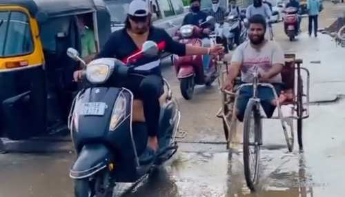 Video:सड़क पर दिव्यांग शख्स की यूं की मदद, यूजर्स ने लताड़ा Video:सड़क पर दिव्यांग शख्स की यूं की मदद, यूजर्स ने लताड़ा