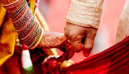 बिहार: गया में प्रेमिका से मिलने उसके गांव आया था युवक, ग्रामीणों ने दोनों को पकड़कर करा दी शादी बिहार: गया में प्रेमिका से मिलने उसके गांव आया था युवक, ग्रामीणों ने दोनों को पकड़कर करा दी शादी