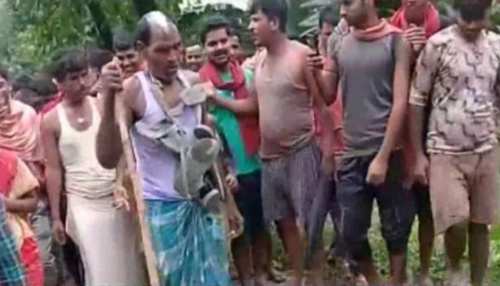 Madhepura: पंचायत का तुगलकी फरमान, महिला से बात करने पर बुजुर्ग को पहनाई जूते-चप्पल की माला Madhepura: पंचायत का तुगलकी फरमान, महिला से बात करने पर बुजुर्ग को पहनाई जूते-चप्पल की माला